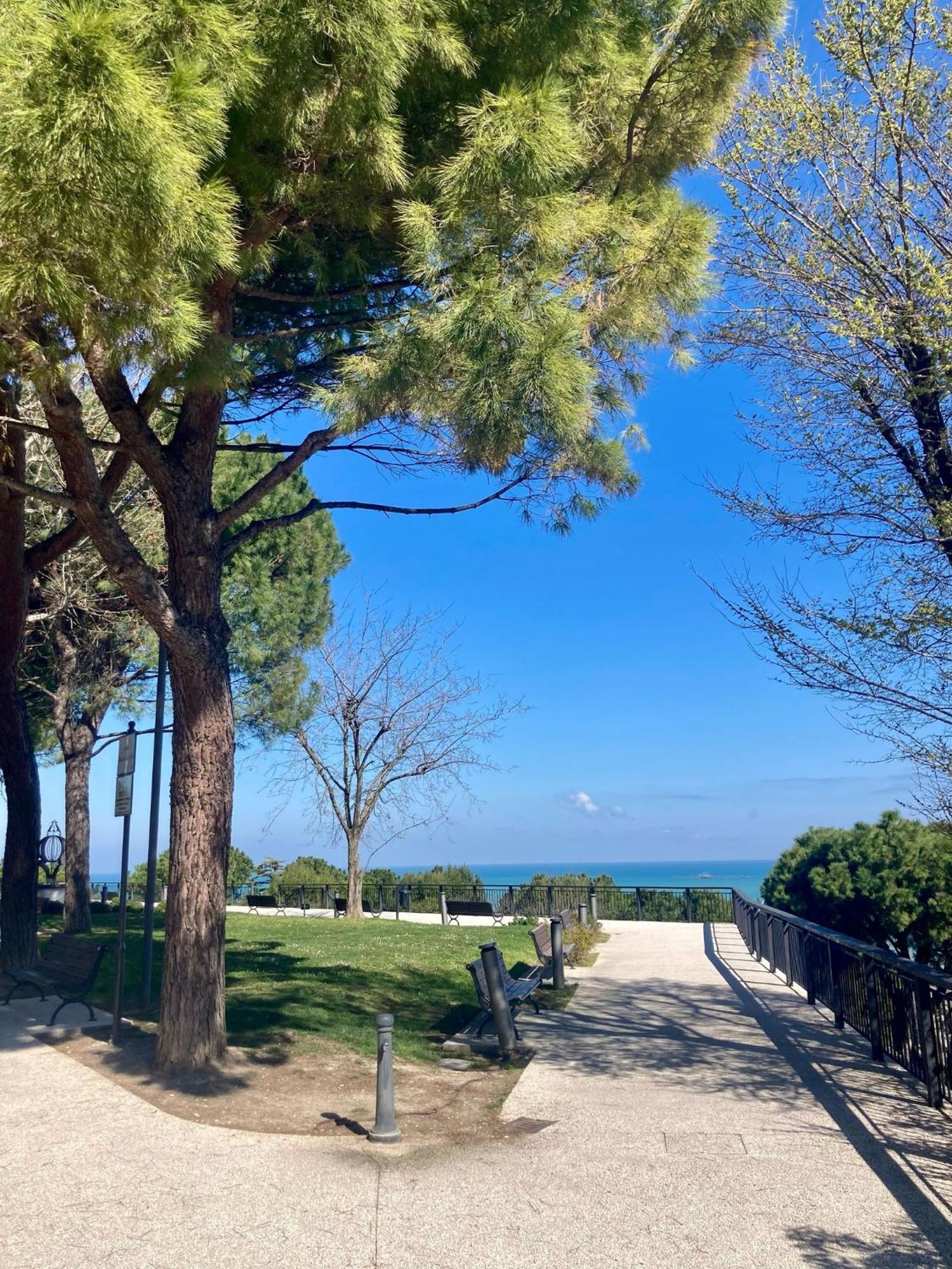 Monolocali Da Vinci Hotel Falconara Marittima Eksteriør billede